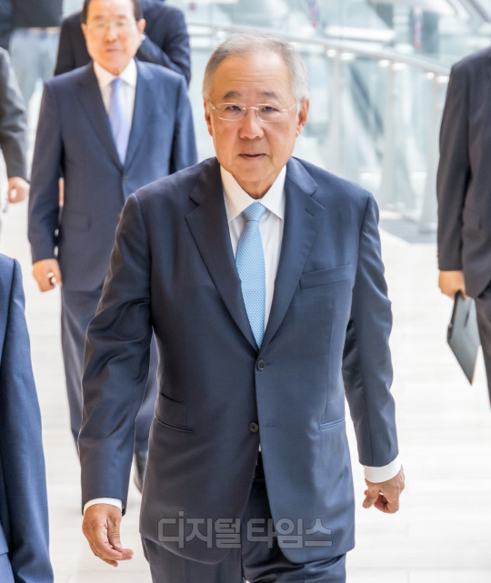 류진 풍산그룹 회장이 22일 서울 여의도 전국경제인연합회 회관에서 열린 전경련 임시총회에 참석하고 있다. 이날 임시총회에서는 한국경제인협회로 명칭을 공식 변경하고 류 회장을 한경협 회장으로 공식 추대했다. 박동욱기자 fufus@